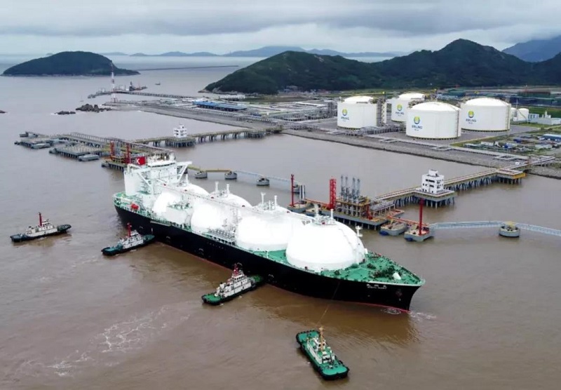 巴拿马籍LNG船BISHUMARU轮靠泊舟山新奥LNG接收站码头。