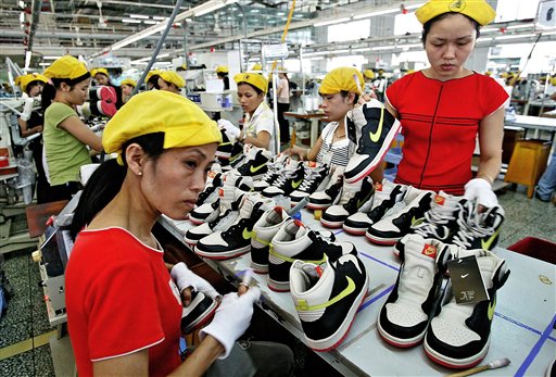 越南工人在做Nike鞋。（图源：美联社）