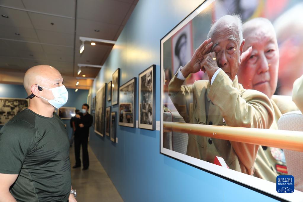 　　在“修例风波”中为全国民众所熟悉的“光头警长”刘泽基在观看展览（10月16日摄）。新华社记者 吴晓初 摄