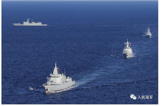 当地时间10月15日，中国海军101舰艇编队在“海上联合“演习中演练联合机动。