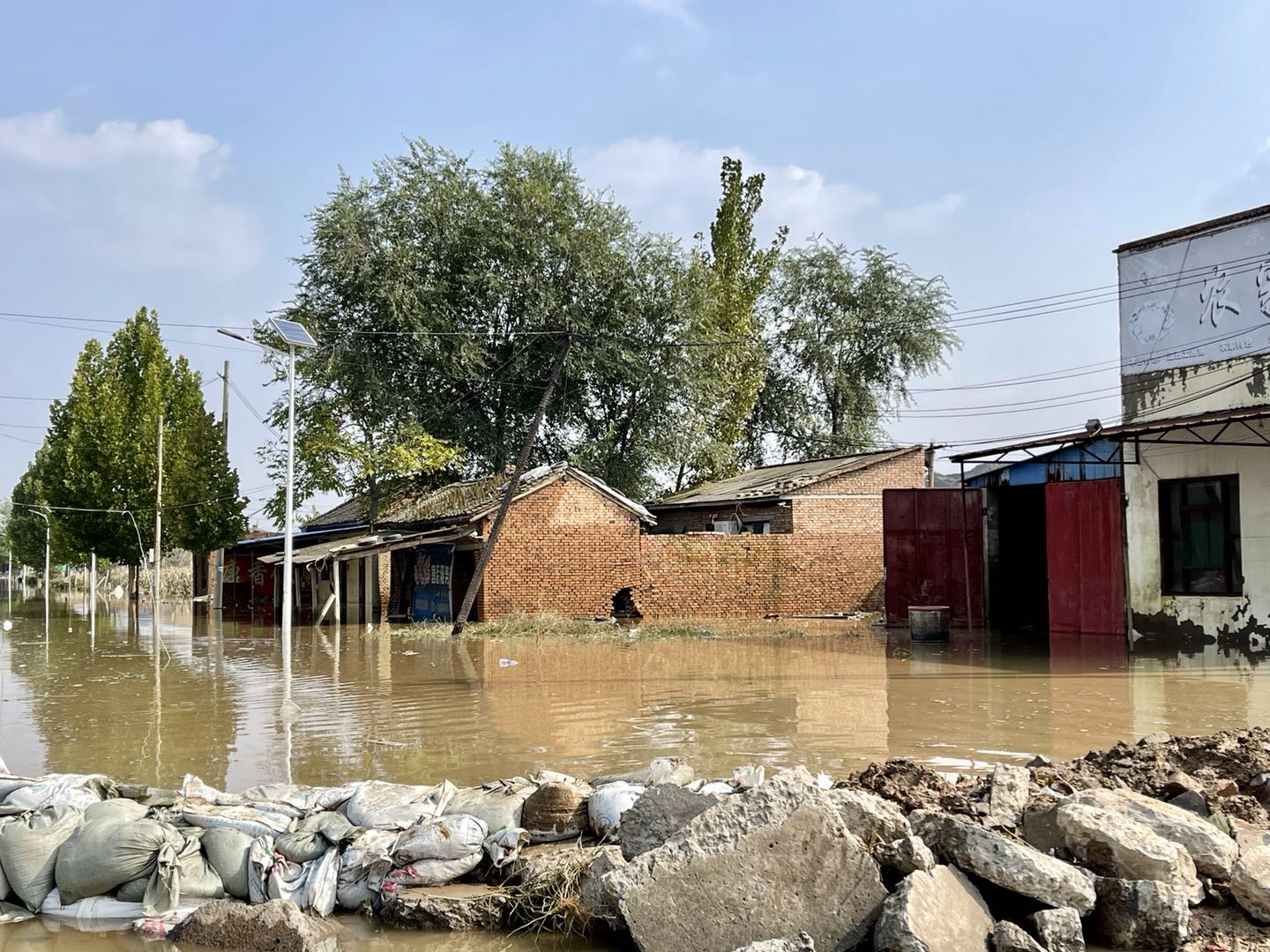 一个村庄泡在水里的216个小时床在她手中散成了一把木屑