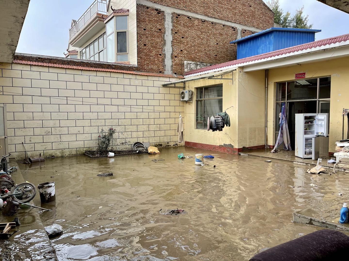 洪水退去后，满院子的淤泥时代周报记者陈佳慧摄