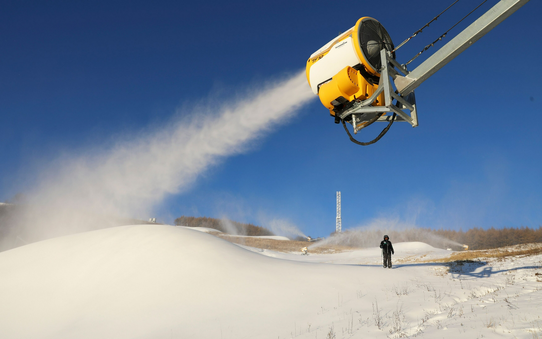迎接北京冬奥会测试赛张家口赛区开始造雪