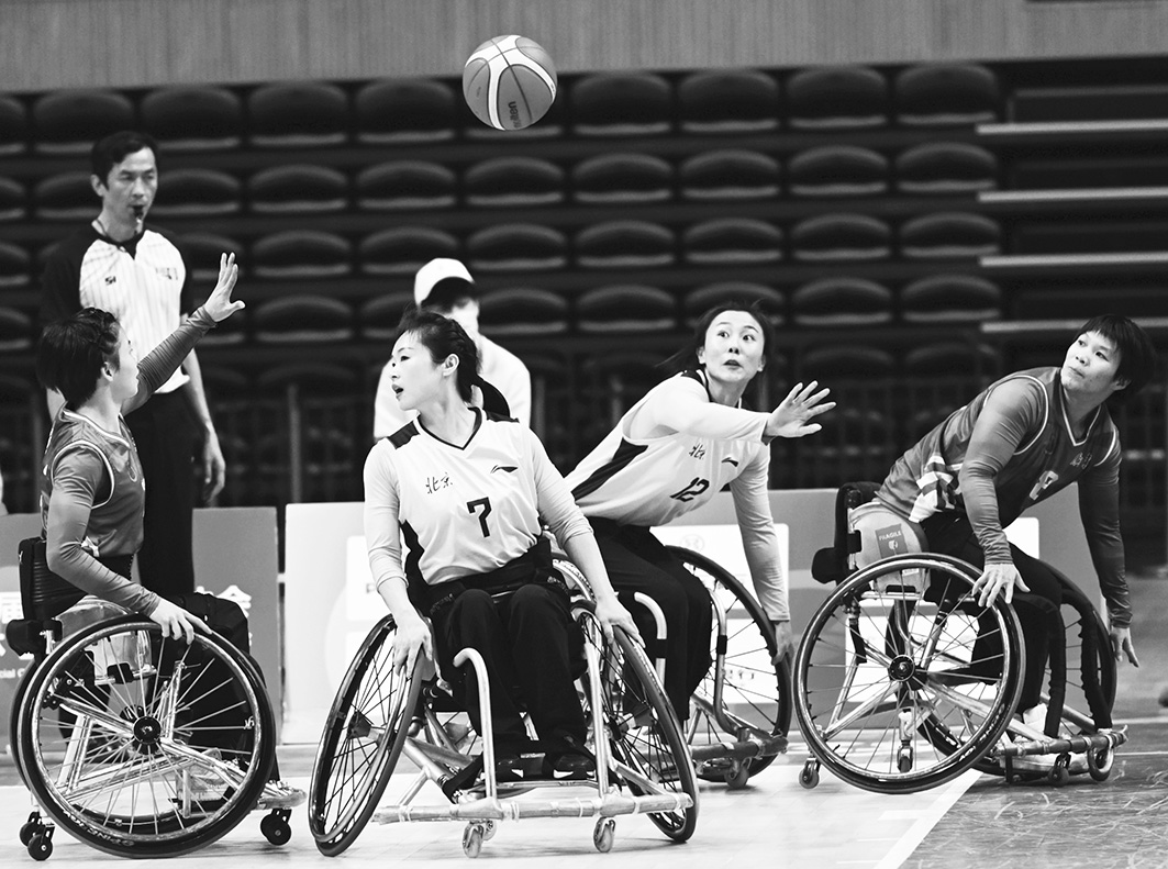 在全国第十一届残疾人运动会暨第八届特奥会上,残疾运动员们一张张写