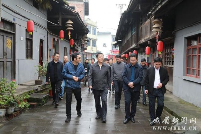 10月19日,乐山市委副书记蒋刚率相关部门负责人来到峨眉山市,调研乡镇