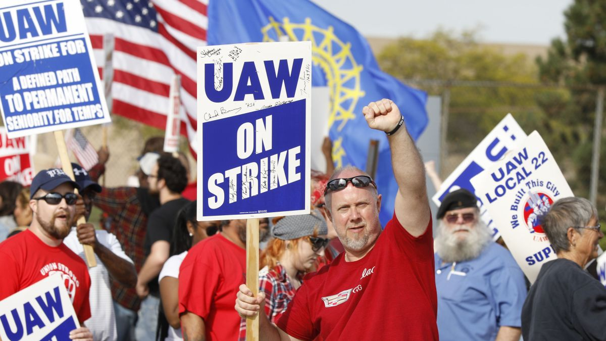 2019年全美汽车工人联合会组织罢工（图源：CNN）