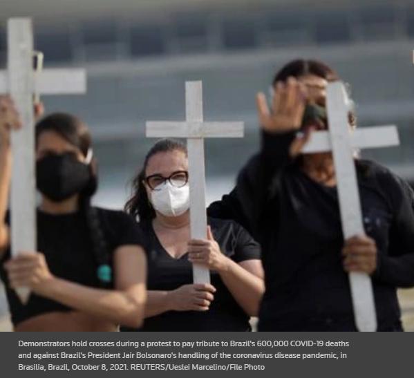 示威者抗议博索纳罗的疫情应对方式 图源：路透社