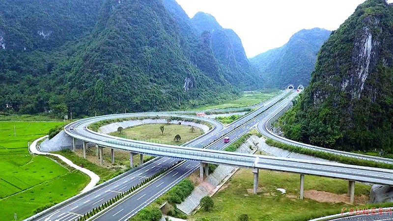开通了高速路的武篆镇，交通极为便利。（东兰县融媒中心/供图）