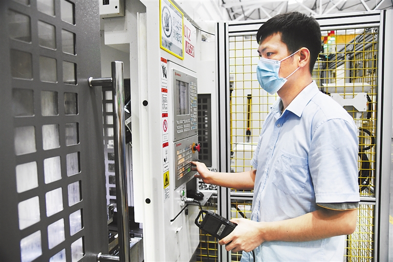 ▼廊坊精雕数控机床制造有限公司的技术人员正在对高精密数控机床进行