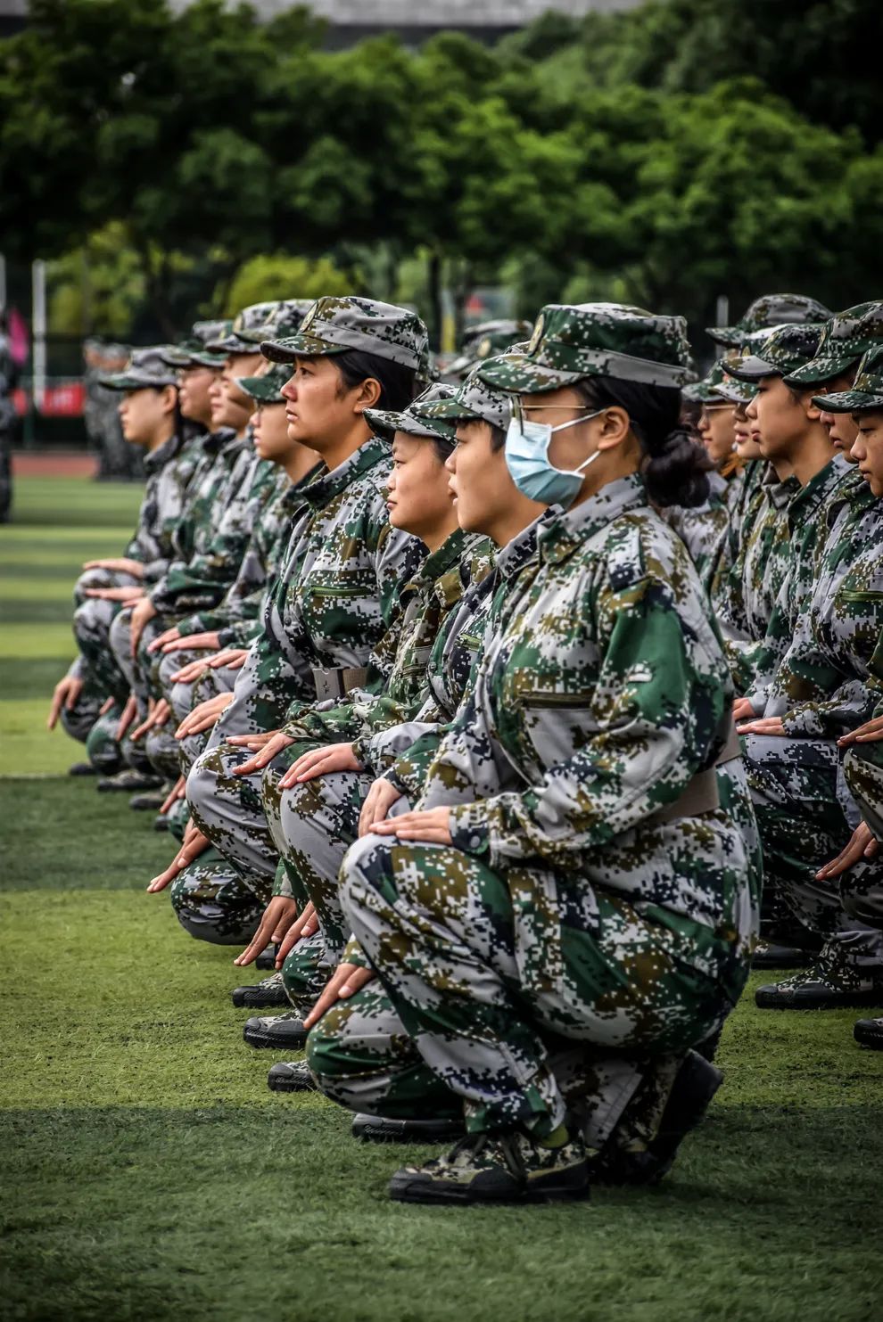 迷彩中绽放别样青春军训里磨砺坚强意志