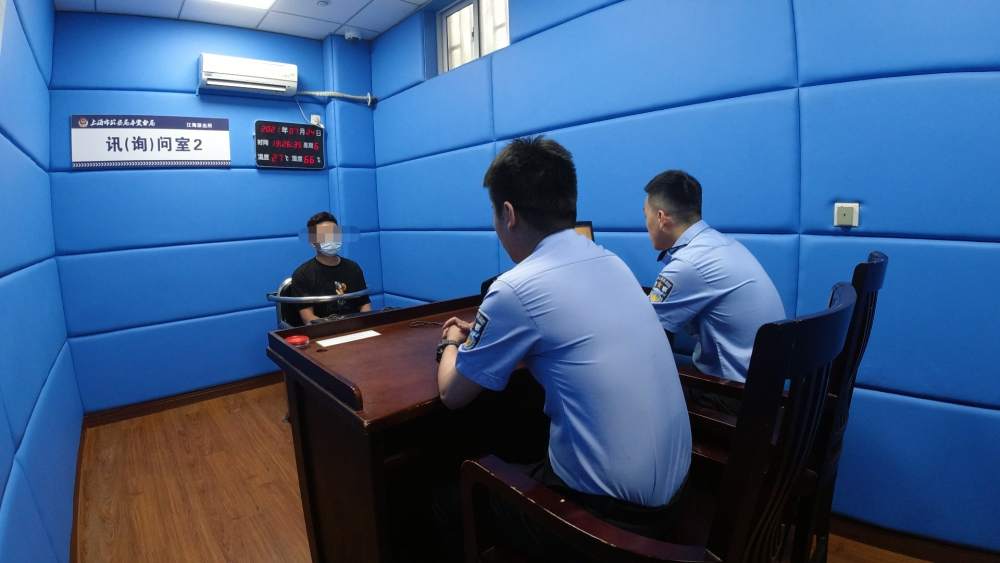 上海警方审讯犯罪嫌疑人现场。上海奉贤警方供图