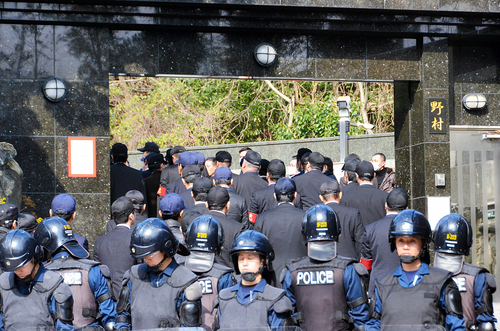 日本福冈县北九州，当地警方突击搜查黑帮团伙“工藤会”的第一大头目野村悟的家。