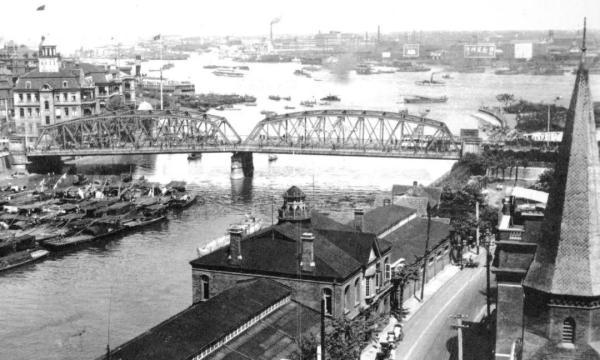 图说:1863年,"上海划船总会"成立,选址于苏州河石桥西首.