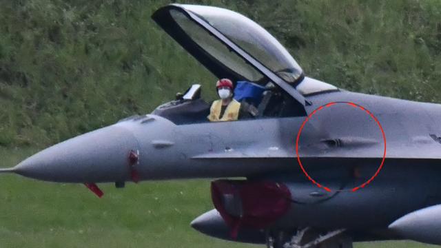 蒙皮受损的f-16战机"火神"机炮位置.图源:台媒