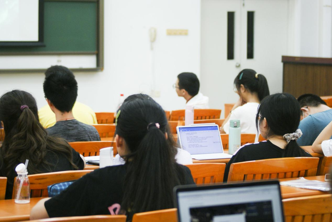 ▲同学们在课堂上聚精会神地听讲（来源：党委宣传部 郭见田 摄）