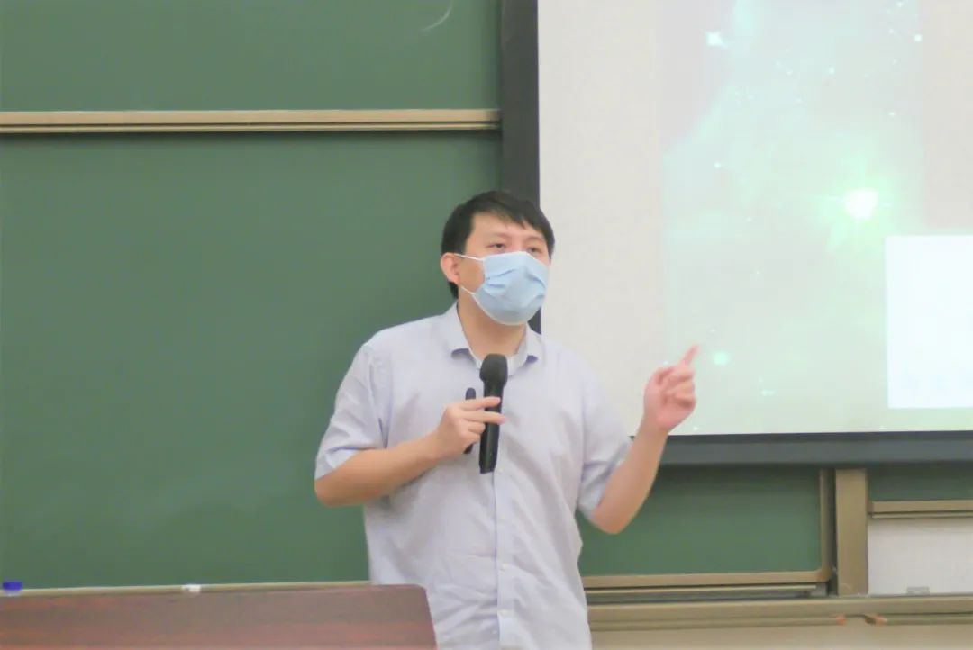 ▲王爽老师在课堂上（来源：党委宣传部 郭见田 摄）