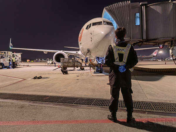 监护队员在夜晚最低气温中中坚守行位保障航班安全运行