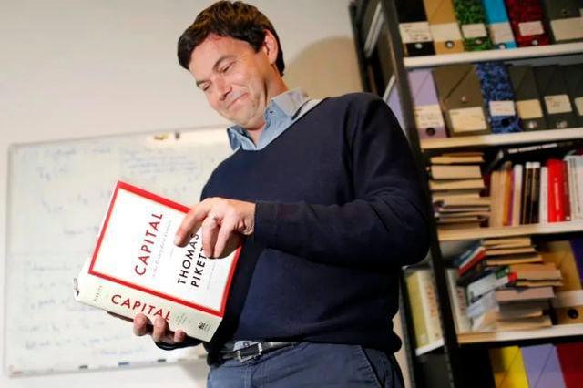 法国著名经济学家托马斯·皮凯蒂与他手中的《21世纪资本论》 图自《财富》杂志
