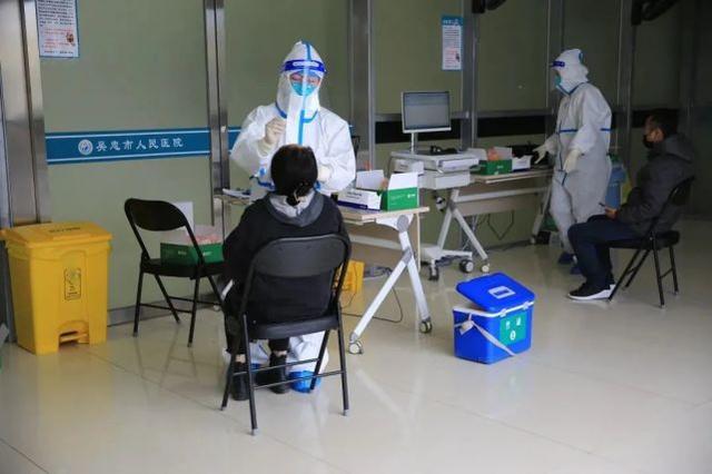 10月20日，吴忠市医院医生加班加点为前来做核酸的群众取样。张丽坤摄