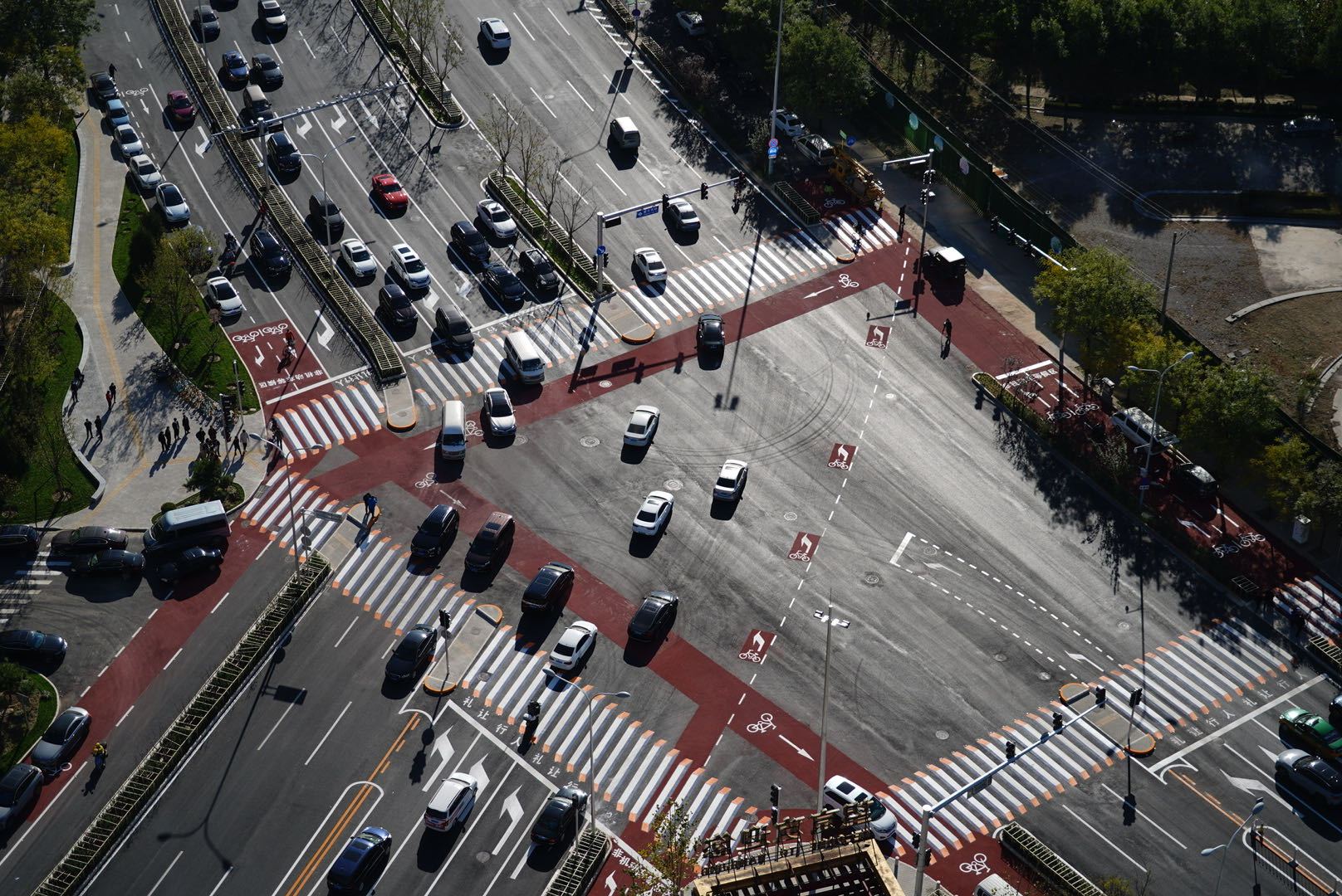 望京超大异形路口完成改造过街距离缩短三成