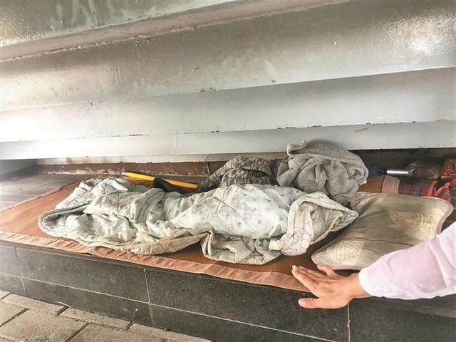 张裕和在赤尾天桥下的床铺.