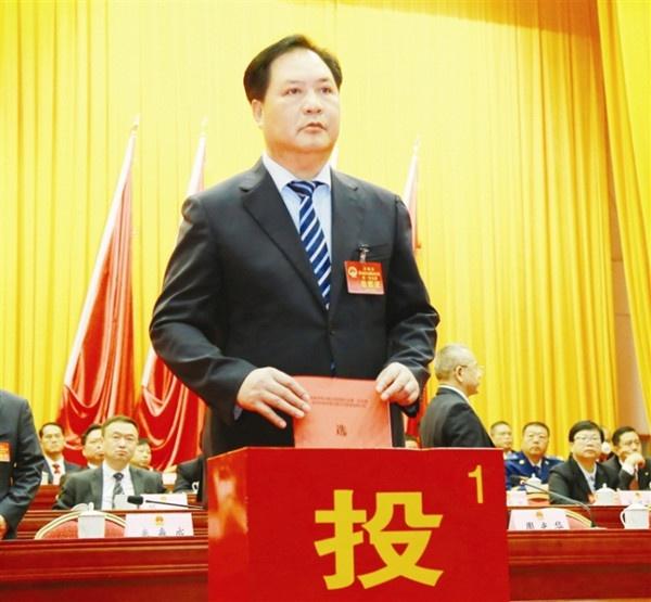 王军在市五届人大一次会议第二次全体会议上投票.