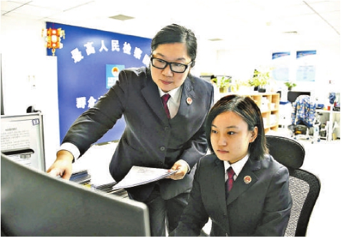 李婧(左)在指导书记员办理来信. 钟心宇摄