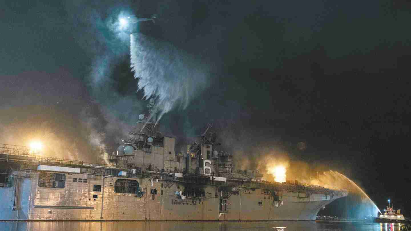 美国海军大型两栖攻击舰“好人理查德”号被大火烧毁报废。