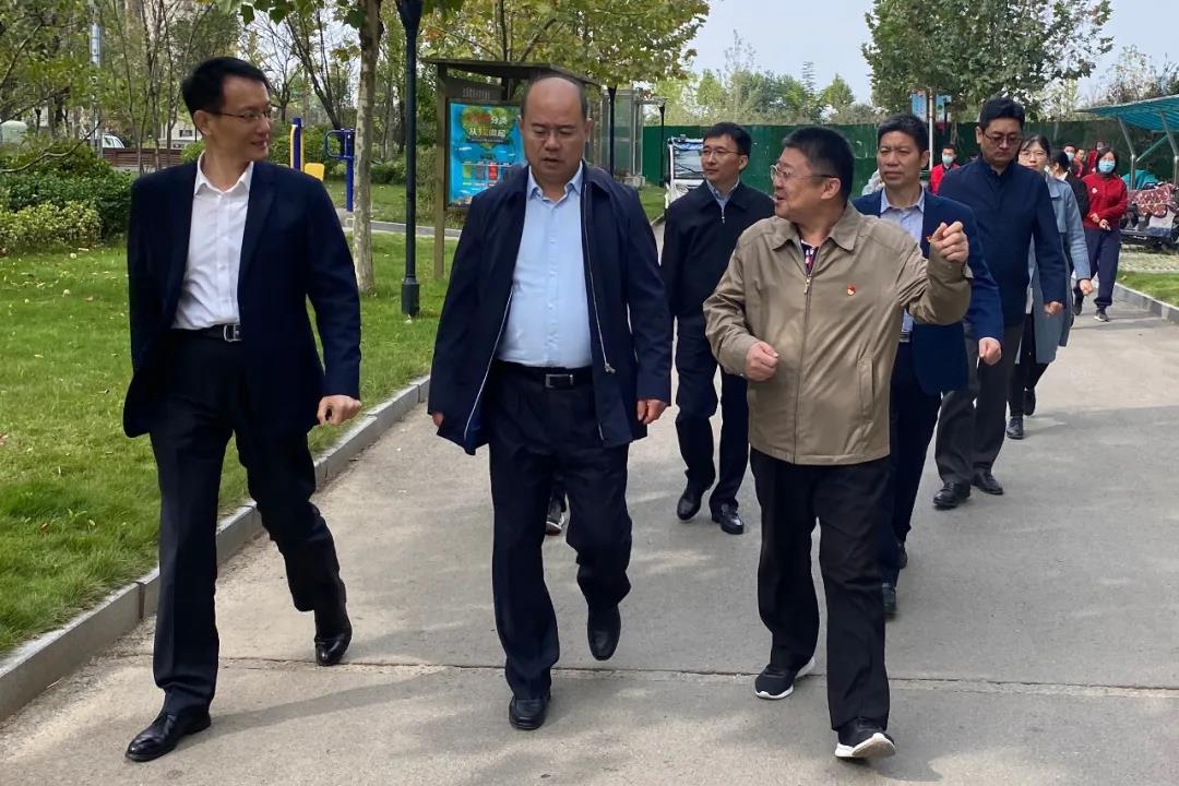 市民政局领导到"红领书记"任职社区现场办公