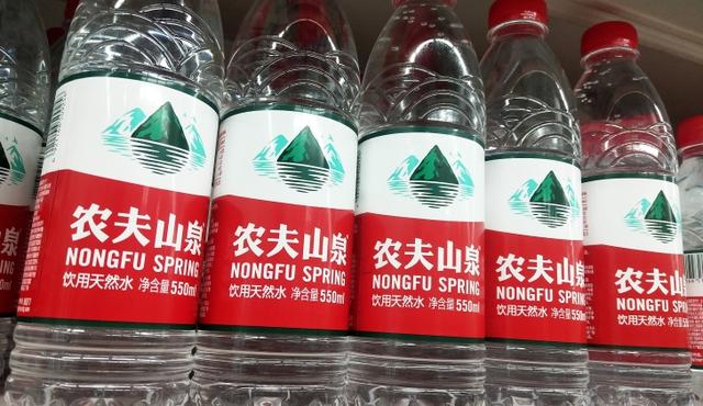 “被指瓶装水内现蛆虫，农夫山泉报警，股价已较高位回落超4成