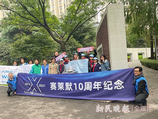 图说：10月21日，在直饮水设备旁，塞莱默中国举行公益志愿活动合影
