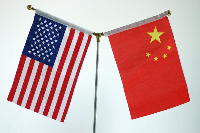 中国国旗和美国国旗 图源：视觉中国