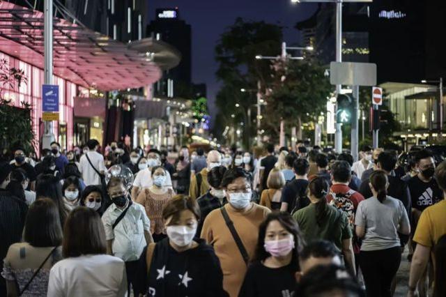 2021年10月2日，新加坡知名购物街乌节路上的民众图源：澎湃影像平台