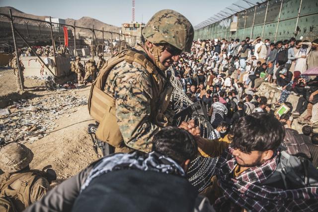 美国主导的阿富汗撤军工作在一片混乱中进行。图源：视觉中国