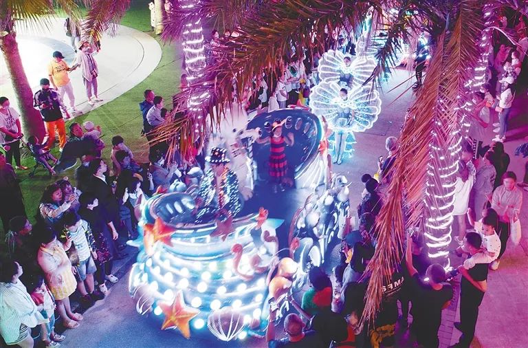 三亚海昌梦幻海洋不夜城的夜光花车巡游.武威摄