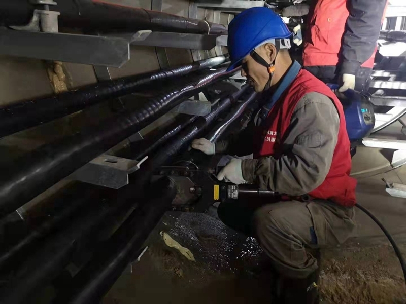电力员工对北京2022年冬奥会张家口赛区云顶滑雪公园进行电缆接头作业