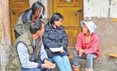 张桂梅（右二）在家访时与学生家长交谈 王秀丽 摄