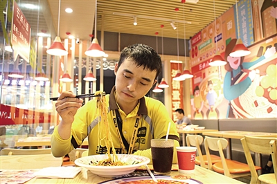 外卖骑手卢盼盼吃午餐 林婷玉/摄