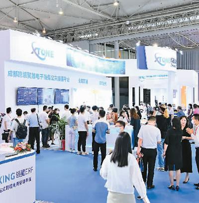 “2021中国西部跨境电商博览会”日前在成都世纪城国际会展中心举行，众多中小企业参加展会。成都市跨境电子商务协会供图