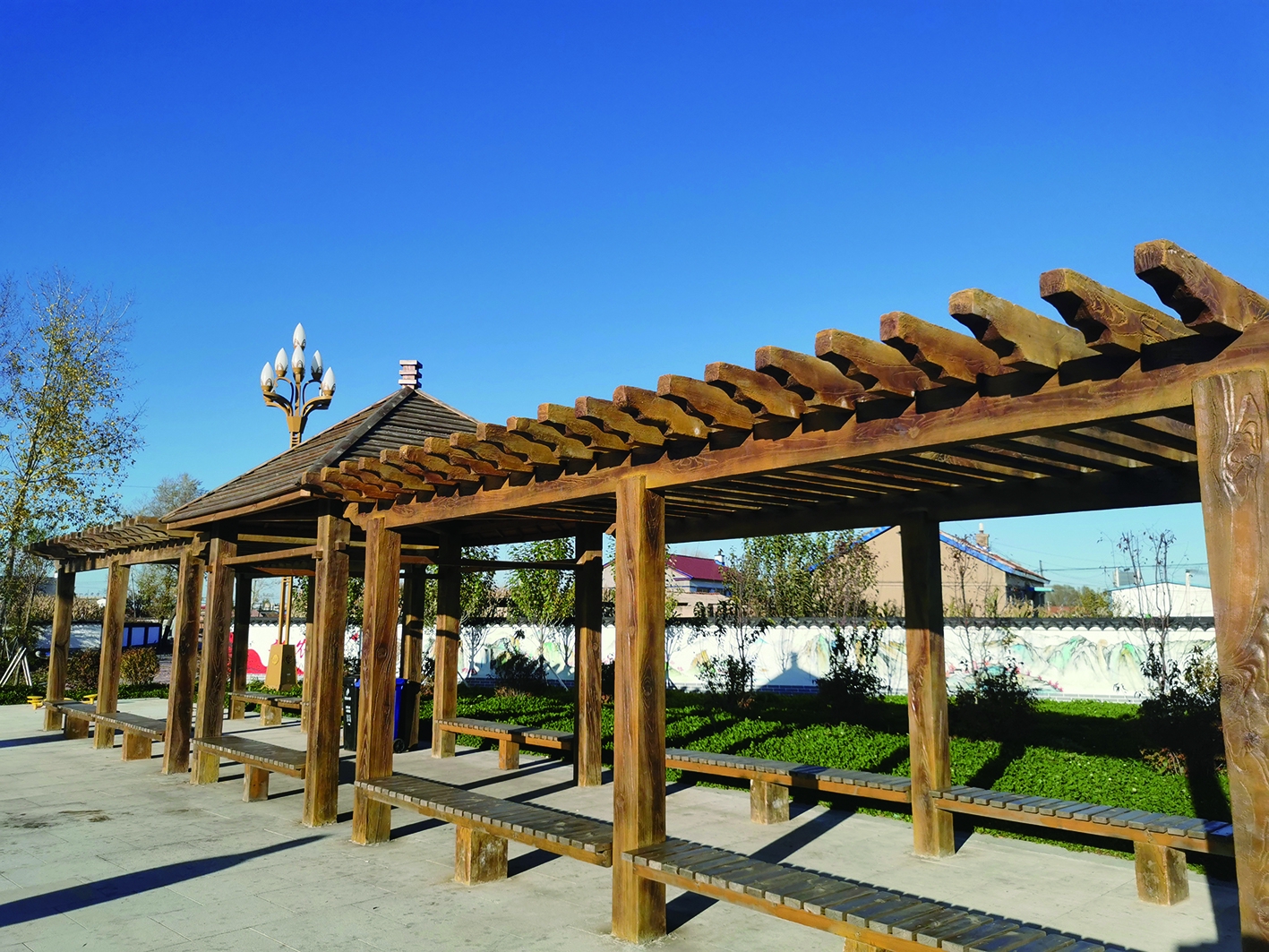 木制廊亭为村民提供休憩场所.