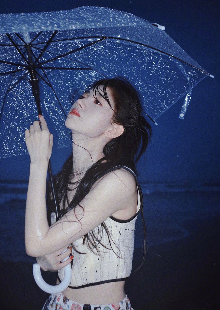 鞠婧祎雨中撑伞.鞠婧祎出水芙蓉.鞠婧祎湿法.鞠婧祎海族馆随拍.
