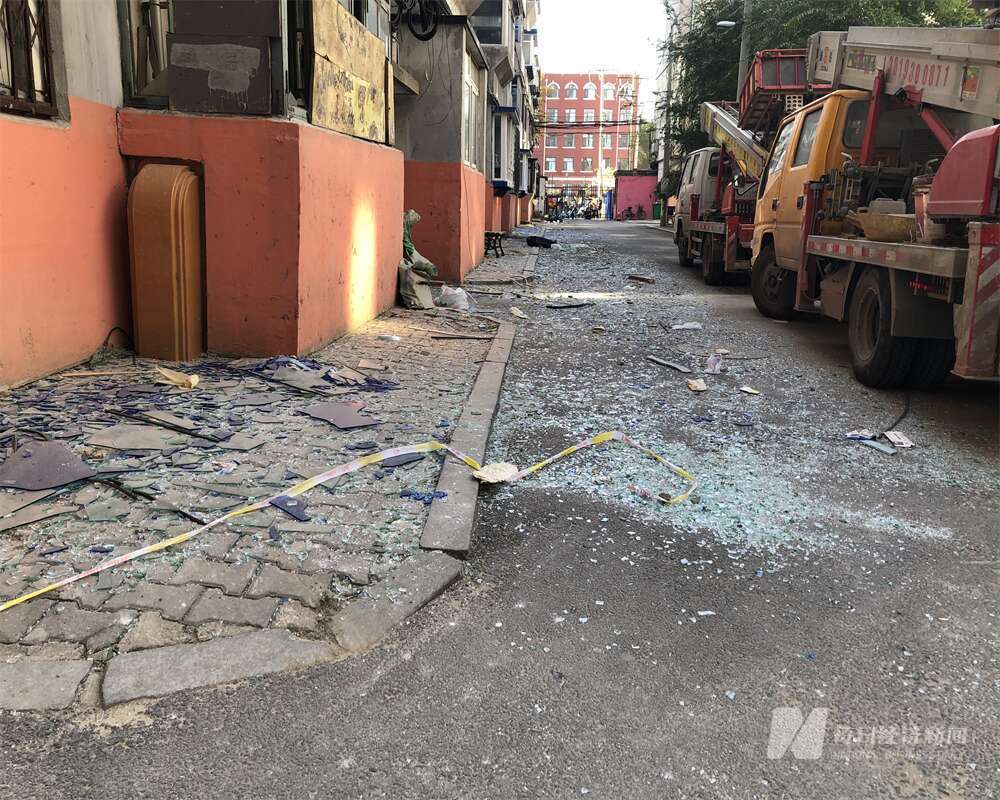 宜春小区散落的玻璃碎渣 图片来源：每经实习记者 杨煜 摄