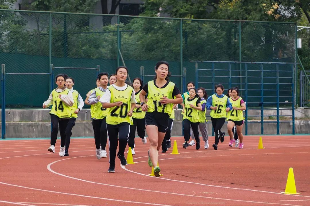 ▲女子5000米决赛运动员从起点出发（邓颖骏 摄）
