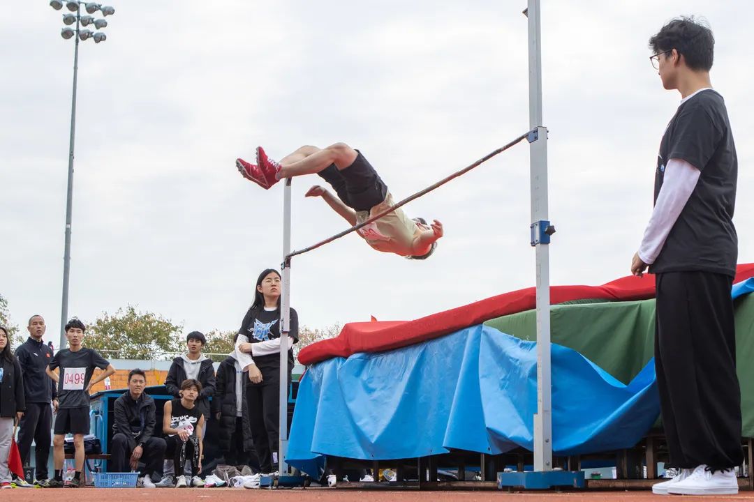 纵身一跃(孔繁霄 摄)