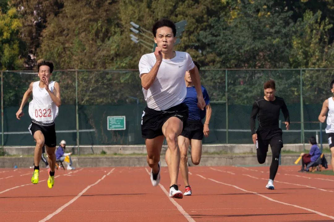 女子5000米决赛运动员从起点出发(邓颖骏 摄)▲全速冲刺( 周全  ) )