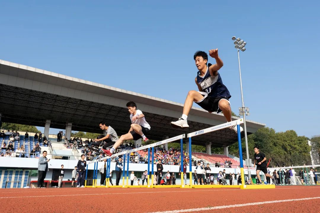 男子110米跨栏 ( 刘博文 摄)