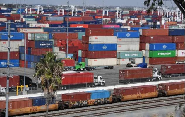 △美国知名网络杂志《SLATE》报道截图。报道说，专家们对拜登政府是否真的能在帮助美国摆脱供应链危机有所作为表示怀疑，因为美国的供应链问题不仅仅出现在物流领域。