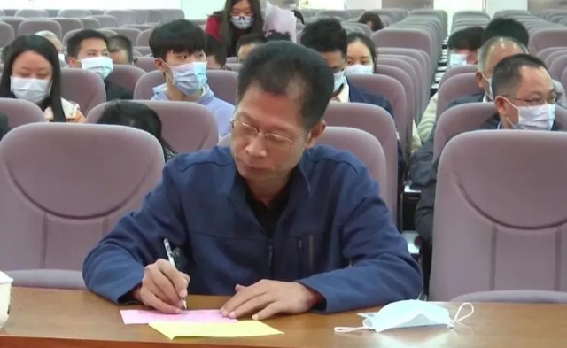 下午3点,在县委办,龙中选区中心投票站,高忠认真听取有关投票选举事项