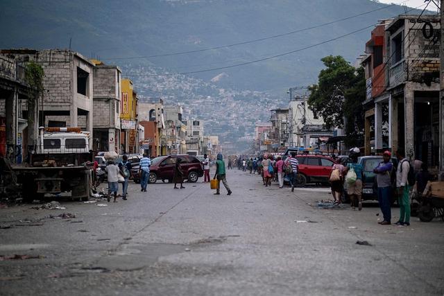 海地首都太子港缺汽油民众罢工抗议持续警察街头驻守巡逻