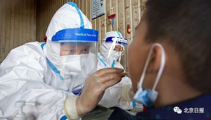 10月21日上午，兰州，一名学生正在做核酸检测。图片来源：视觉中国